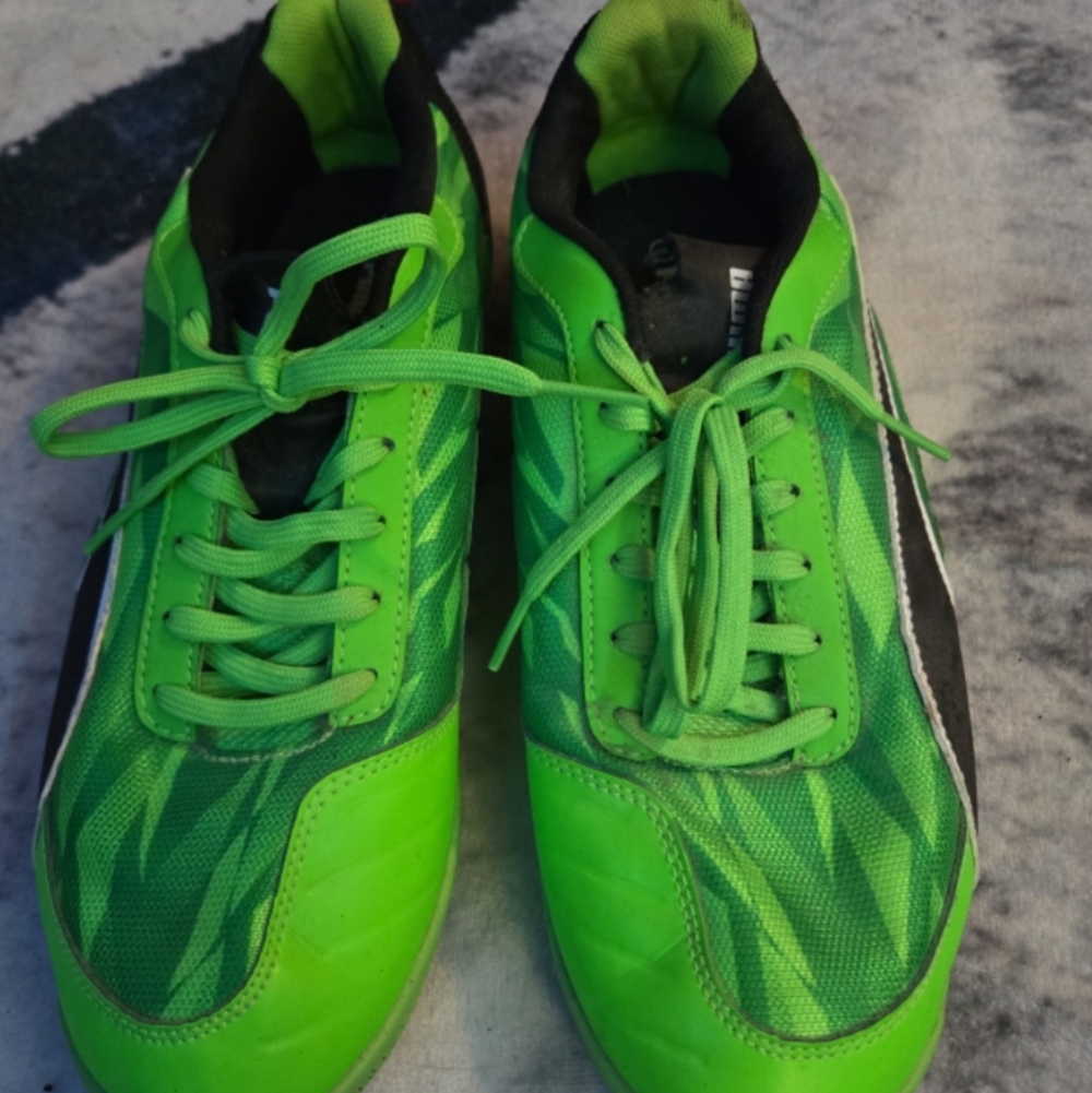 Puma Men's Green and Black Soccer Shoes